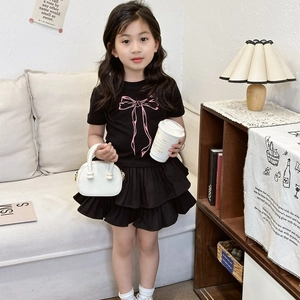 Set maglietta nera e gonna con volant per bambini con stampa a fiocco rosa alla moda