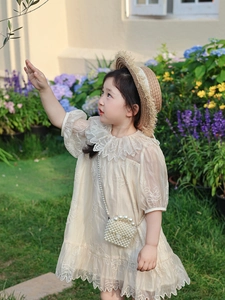Broderie détaillée sur robe en dentelle beige pour enfant avec sac en perles et chapeau