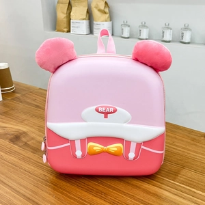 Dettaglio zaino orso rosa per bambini con guscio rigido in EVA e orecchie soffici