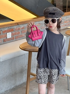 Détail du mini sac bandoulière rose fuchsia avec lettrage doré HOUJI & BAGS et boucle métal