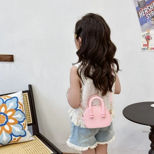 Borsa a tracolla rosa minimalista per bambini in pelle martellata con tracolla regolabile