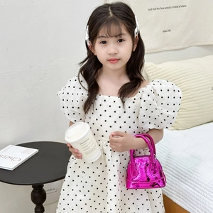 Petit sac à bandoulière enfant en cuir verni violet brillant pour un look tendance