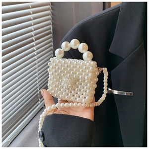 Vue détaillée du mini sac en perles avec fleur en résine 3D et bandoulière en perles
