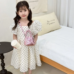 Sac bandoulière rose verni en forme de coquillage pour fille avec robe à pois