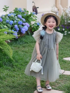 Détail de la robe en tulle vert sauge avec fleurs et volants pour filles