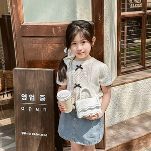 Fashionable Korean style girls white crossbody bag with scalloped edges and outfit