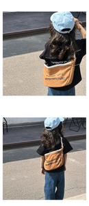 Détail de la vue arrière d'un enfant portant un sac bandoulière en toile caramel