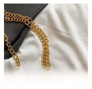 Détail d'une bandoulière en chaîne métallique dorée polie pour sacs d'enfants
