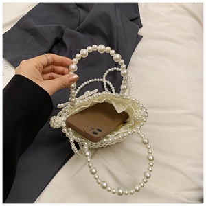 Détail d'un sac seau en perles avec doublure à cordon et espace pour un téléphone