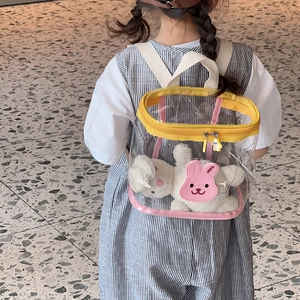 Enfant portant un sac à dos transparent étanche avec fermeture éclair jaune et lapin