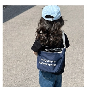 Détail du sac bandoulière en toile bleu foncé pour enfants avec sangle réglable