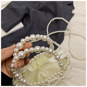 Détail du sac à panier en perles pour fille avec cordon en satin et anse perlée