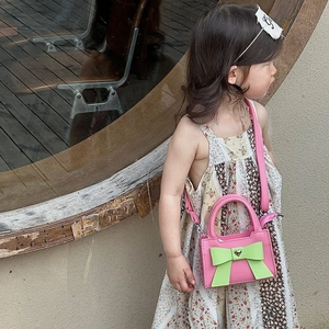 Sac bandoulière rose pour filles avec nœud vert et détail métallique en cœur