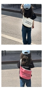 Détail du sac bandoulière enfant en toile avec imprimé et sangle ajustable