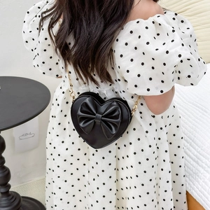 Sac bandoulière cœur noir pour fille avec nœud élégant et bandoulière chaîne dorée