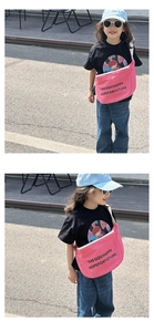Détail du sac à bandoulière en toile rose avec imprimé de lettres pour enfants en extérieur