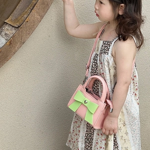Sac à bandoulière rose pour enfants avec grand nœud vert et boucle en forme de cœur