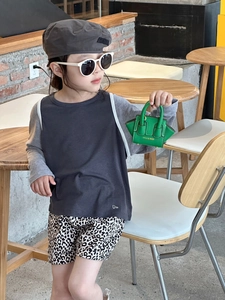 Détail d'un mini sac cabas vert vif avec imprimé HOLLY & BAGS sur tenue enfant
