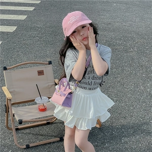 Détail d'un mini sac bandoulière rose et violet avec un fermoir à rabat classique