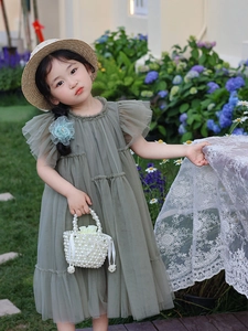 Détail de robe en tulle doux avec couches légères et accessoire de panier en perles
