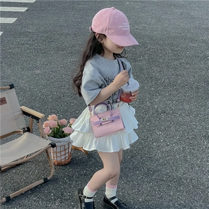 Détail d'un mini sac à bandoulière pour enfants en cuir rose et violet élégant