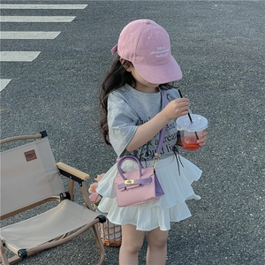 Détail du sac bandoulière enfant rose et violet avec fermeture à boucle métallique