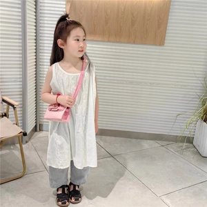 Vue détaillée d'un mini sac à bandoulière rose pour enfants avec rabat classique