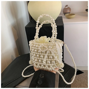 Détail du sac panier en perles avec doublure en satin et nœud décoratif élégant