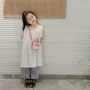 Mini sac bandoulière rose en similicuir avec boucle dorée porté par un mannequin