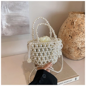 Détail d'un sac seau en perles fait main avec doublure élégante en satin à cordon
