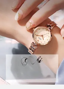 Gros plan d'une montre GEDI à quartz en or rose avec un bracelet à double chaîne chic