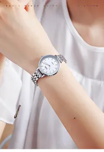 Vue détaillée de la montre GEDI minimaliste en acier argenté avec cadran blanc