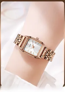 Dettaglio dell'orologio GEDI quadrato in oro rosa con quadrante bianco al polso donna