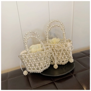 Gros plan de deux sacs en perles crème avec des pochettes intérieures en satin beige