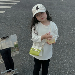 Détail du mini sac bandoulière bicolore vert et beige pour enfant avec fermoir doré