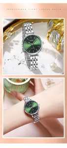 Vue macro d'une montre en acier argenté ultra-mince avec cadran vert émeraude sur marbre