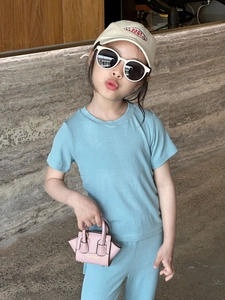 Détail du tissu côtelé bleu clair sur l'ensemble t-shirt et pantalon pour enfants