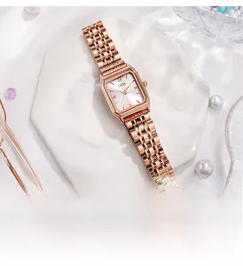 Primo piano dell'orologio GEDI rettangolare oro rosa su base in marmo con perle