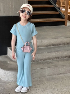 Détail de l'ensemble bleu clair t-shirt court et pantalon évasé avec cordon de serrage
