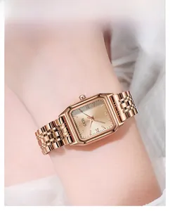 Primo piano dell'orologio al quarzo quadrato oro rosa con cinturino in metallo