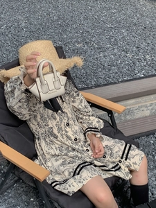 Gros plan d'un mini sac trapèze blanc crème avec doubles poignées pour enfants en extérieur