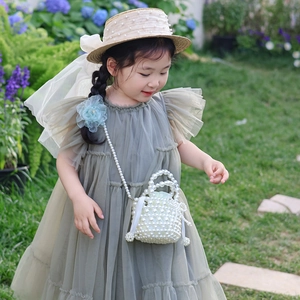 Robe fille vert sauge avec chapeau de paille perlé et sac à main tissé assorti