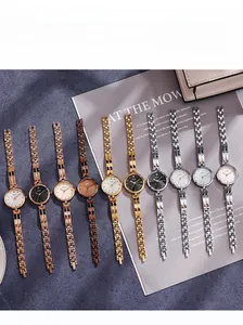 Sélection de montres à quartz élégantes avec fins bracelets métalliques en dix coloris