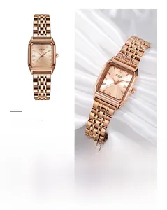 Dettagli di un orologio quadrato in oro rosa con cinturino in metallo e quadrante champagne