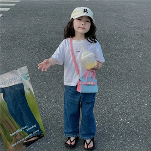 Détail du mini sac bandoulière pour enfant en bleu et rose avec fermoir en métal doré