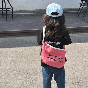 Sac bandoulière enfant en toile rose avec imprimé lettré pour voyage et loisirs