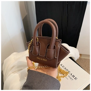 Détail d'un mini sac bandoulière marron avec chaîne dorée et texture en cuir