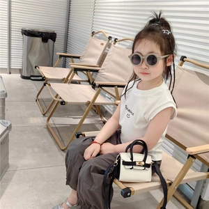 Détail du mini sac bicolore avec fermoir doré et bandoulière amovible pour enfant