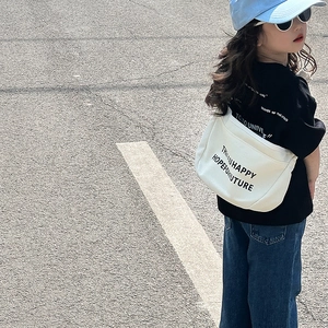 Sac bandoulière enfant en toile blanc crème avec imprimé lettres pour sorties plein air
