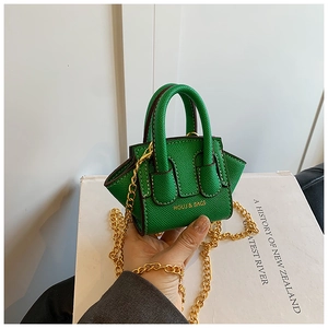 Détail du mini sac bandoulière en cuir vert avec chaîne dorée et inscription HOUJ